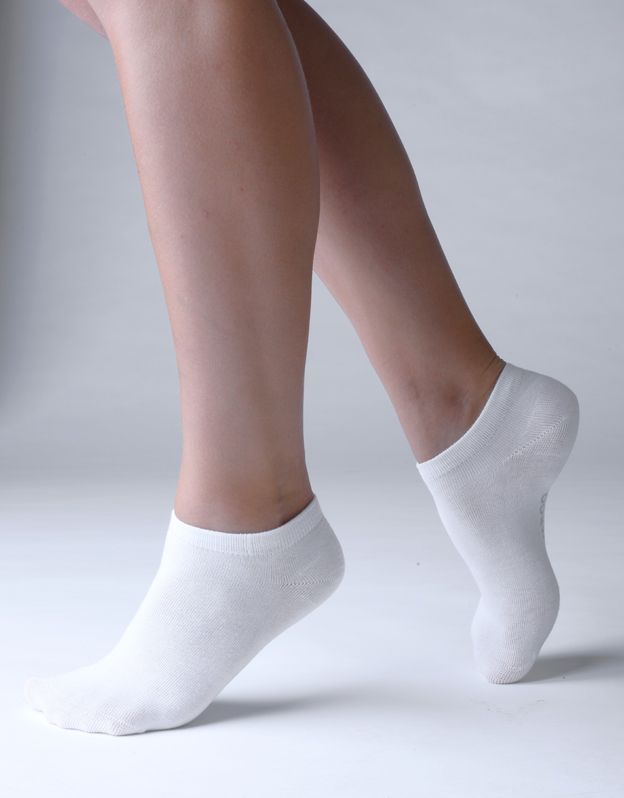 GINA dámské ponožky kotníčkové, bezešvé, jednobarevné Bambusové ponožky 82005P - bílá 38/41