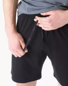 S krátkými kalhotami